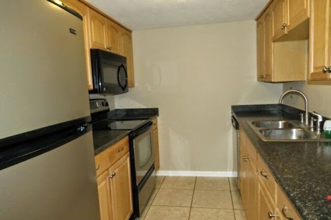 Building Photo - Beautiful 3 Bedroom Townhouse!