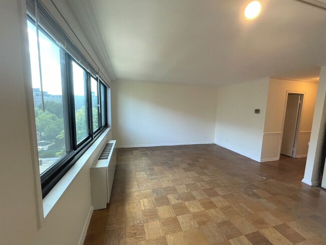 Building Photo - Great Studio with roof deck, 2 blocks to D...