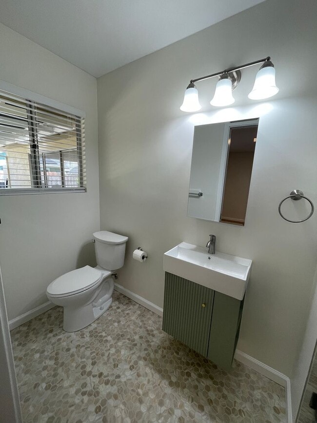 Building Photo - Beautifully Remodeled 3BR/2BA Home with Modern Finishes