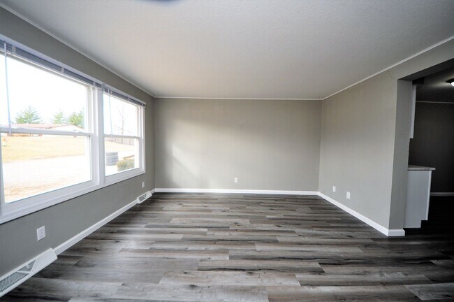 Building Photo - WAR: Granada Duplex - 309/311
