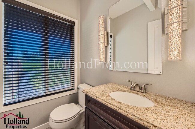 Building Photo - Charming Home Near Parks and Trails in Por...