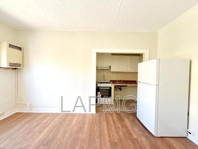 Building Photo - 1614 N Kenmore Ave