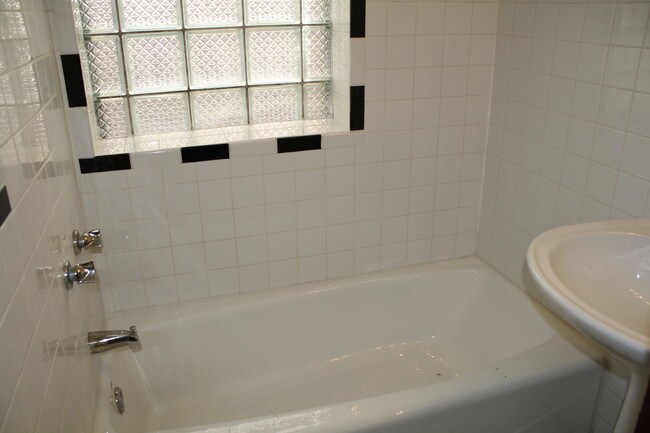 Building Photo - 1226-1234 W Winona Ave