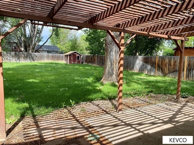 Building Photo - Bright Home with Massive Backyard!