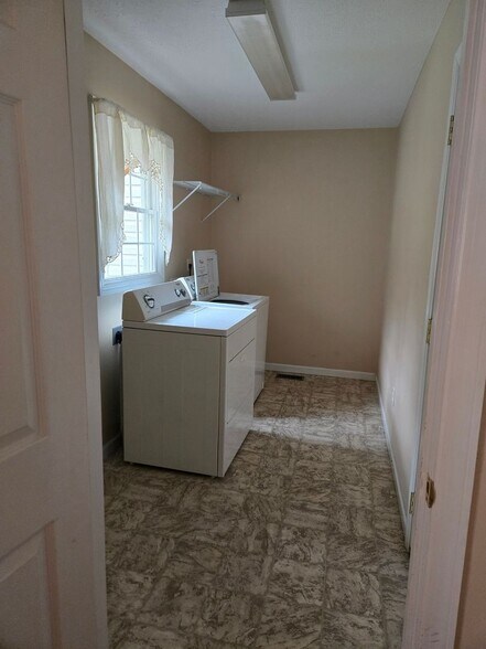 Building Photo - 252 Donna Ave