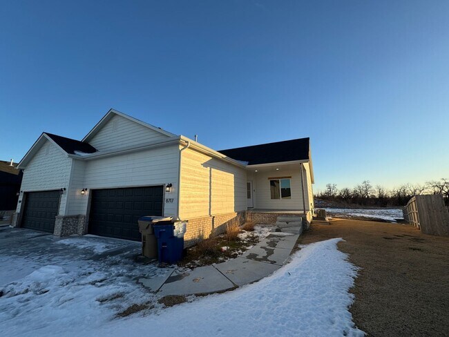 Building Photo - $1,850 - 4 bed 3 bath - Newer Build Duplex *COMING SOON*