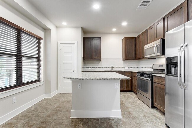 Building Photo - 1504 Lorraine Loop