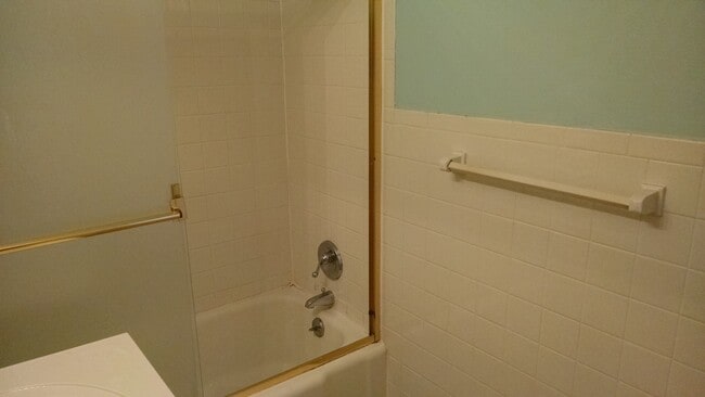 Building Photo - Renovated 2BR/1BA Condo – Prime UTK Location!