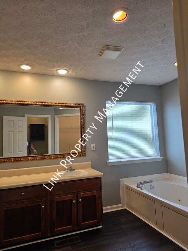 Building Photo - Beautiful 4-Bedroom Home in Desirable Harr...