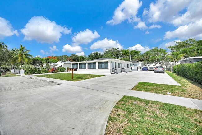 Building Photo - 12400 NE 11th Ct