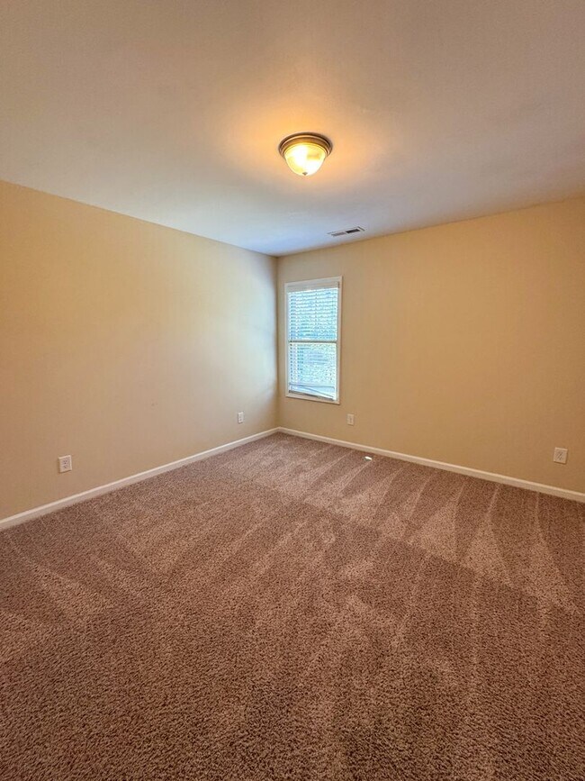 Building Photo - Stunning 4 Bed 2.5 Bath Raeford Home