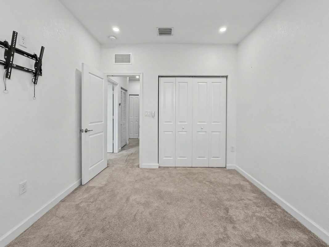 Building Photo - 2644 SE 15th Ct