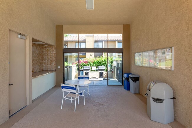 Building Photo - AVAIALBLE NOW! 3 BED / 2 BATH Condo in Cat...