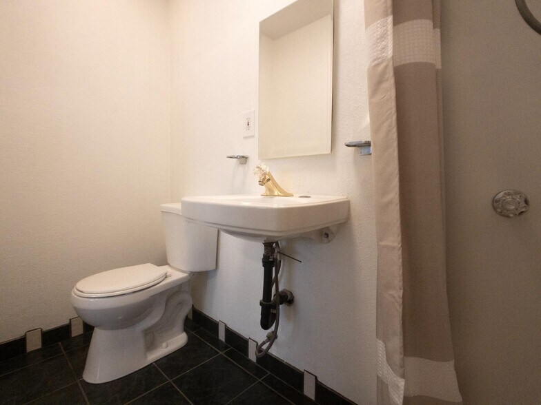 Building Photo - 1215 Skyline Dr