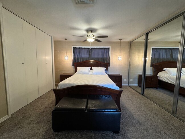 Building Photo - 3 Bedroom Furnished Home with UTILITIES INCLUDED with Courtyard Near the Colorado River 3-12 mont...