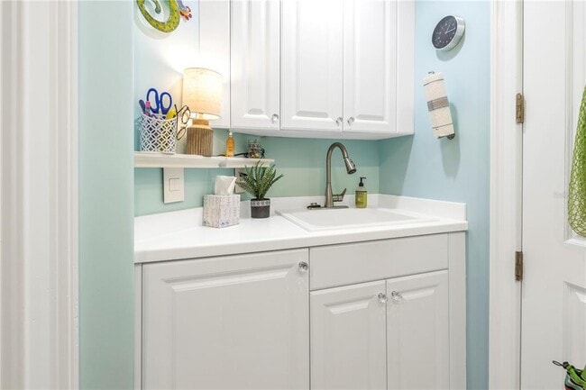 Building Photo - 400 Beach Dr NE