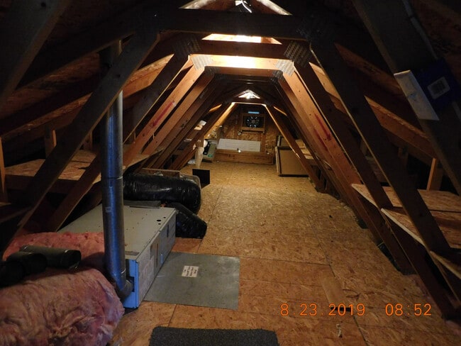 Building Photo - Large Single Family Home
