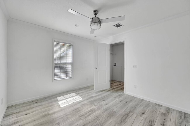 Building Photo - 2410 Skyview St