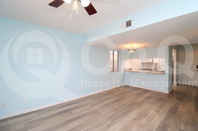Building Photo - 2049 W Bloomfield Rd