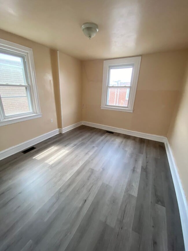 Building Photo - Newly Renovated 3 Bedroom and 1 Bathroom T...