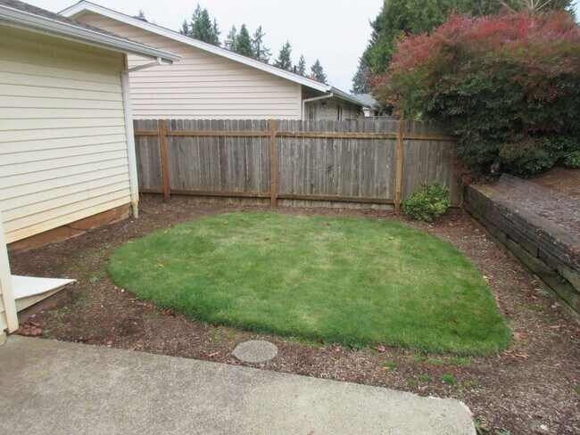 Building Photo - Two Bedroom Duplex in South Salem