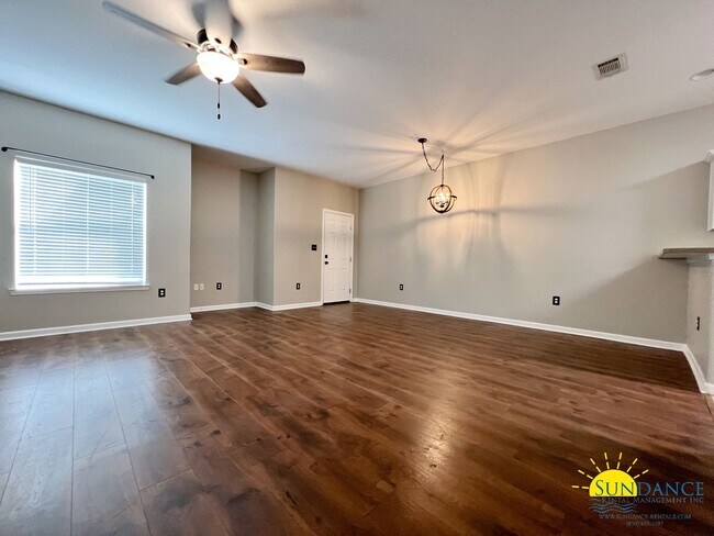 Building Photo - Beautiful townhome in the heart of Niceville!