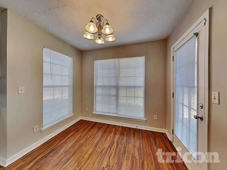 Building Photo - 105 River View Ct