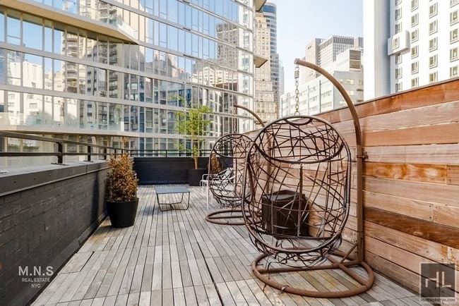 Building Photo - EAST 44 STREET