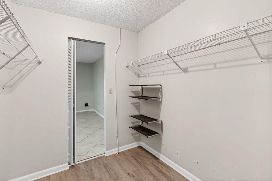 Building Photo - 400 Club Cir