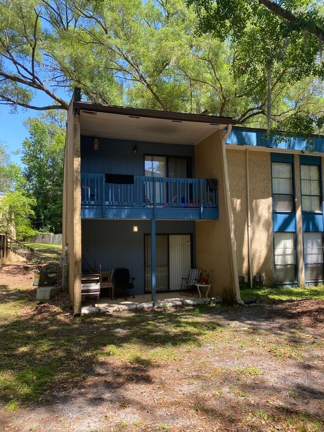 Building Photo - Location, location, location!  876 SF Unit...