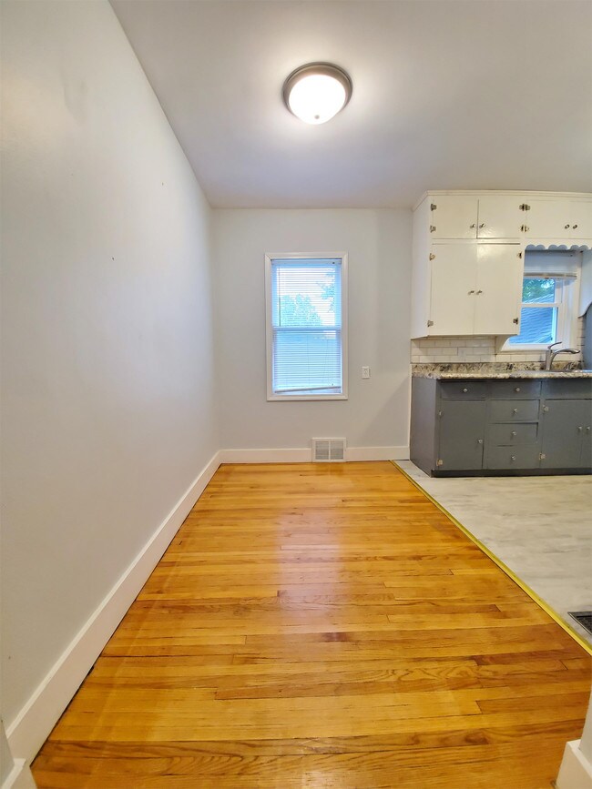 Building Photo - 707 7th St NW