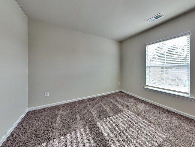 Building Photo - 107 Boat Clb Ln