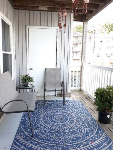 Building Photo - 2000 Waters Edge Dr