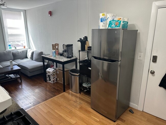 Building Photo - Nicely updated 2 bed in South Boston!  This is a STEAL at this price!