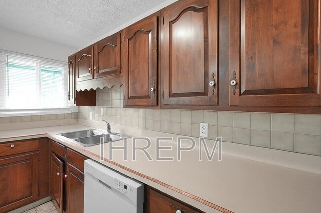 Building Photo - 6403 Roselawn Ave
