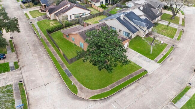 Building Photo - 2502 Planters Row