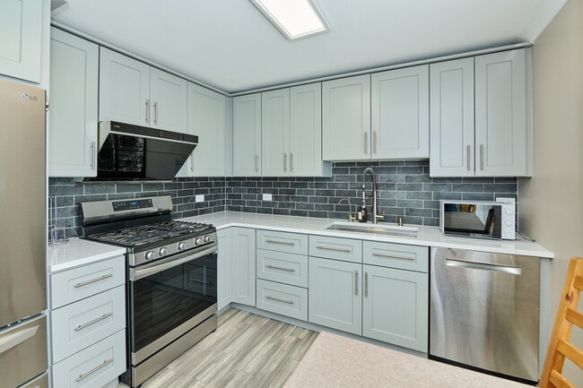 Building Photo - 926 N Boxwood Dr