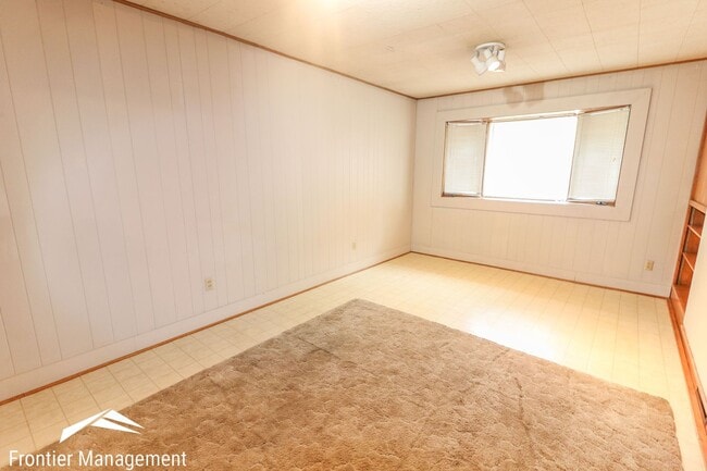 Building Photo - Lovely Single Family Home with Spacious Li...