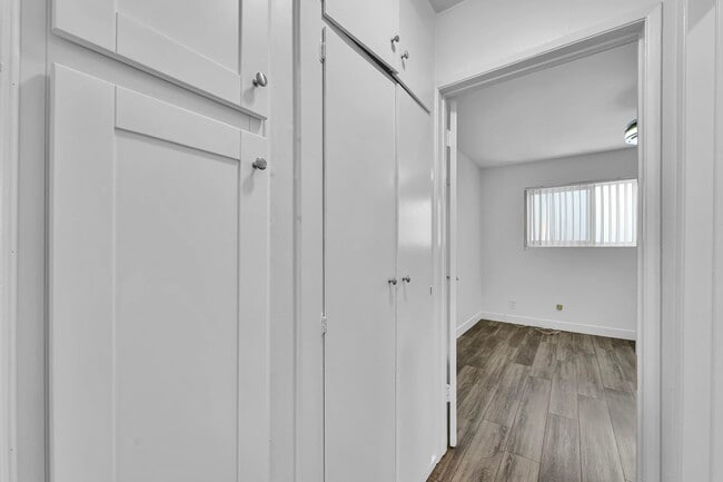 Building Photo - 925 W 30th St