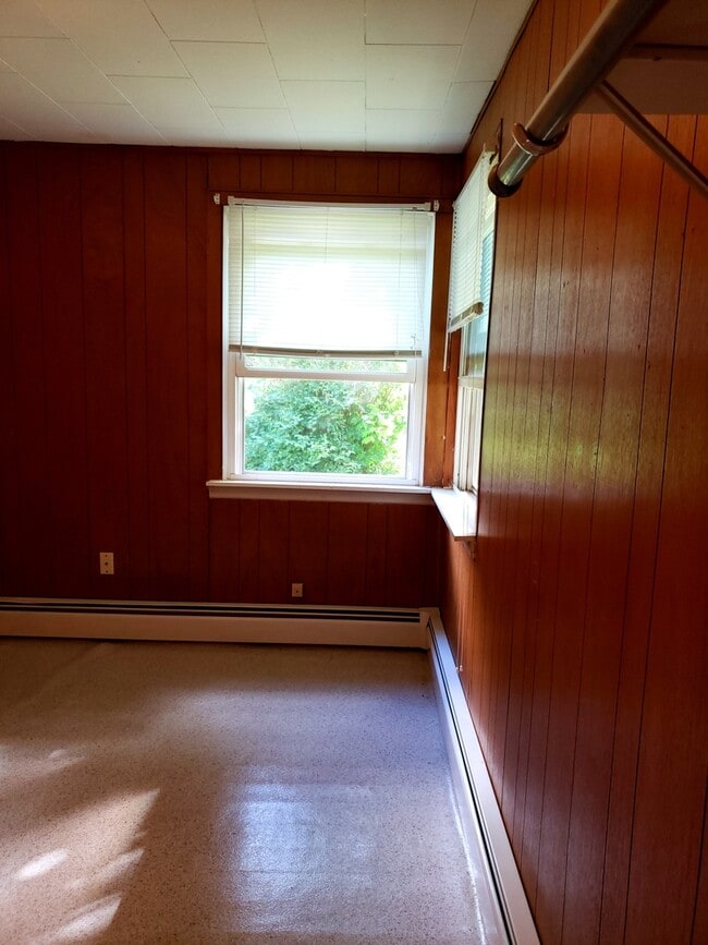 Building Photo - Quite house in quiet neighborhood. Corner Lot. Heat included.