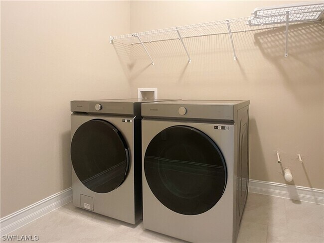 Building Photo - 715 Heather Lk Ave