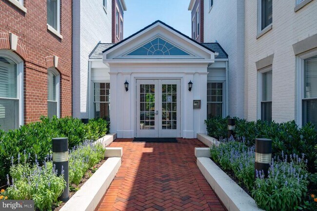 Building Photo - 910 Powhatan St