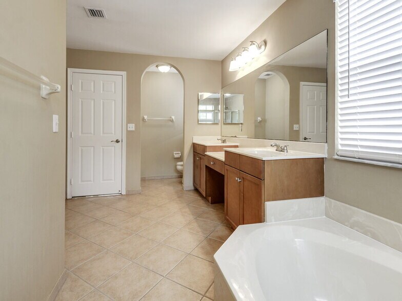 Building Photo - 1603 Briar Oak Dr
