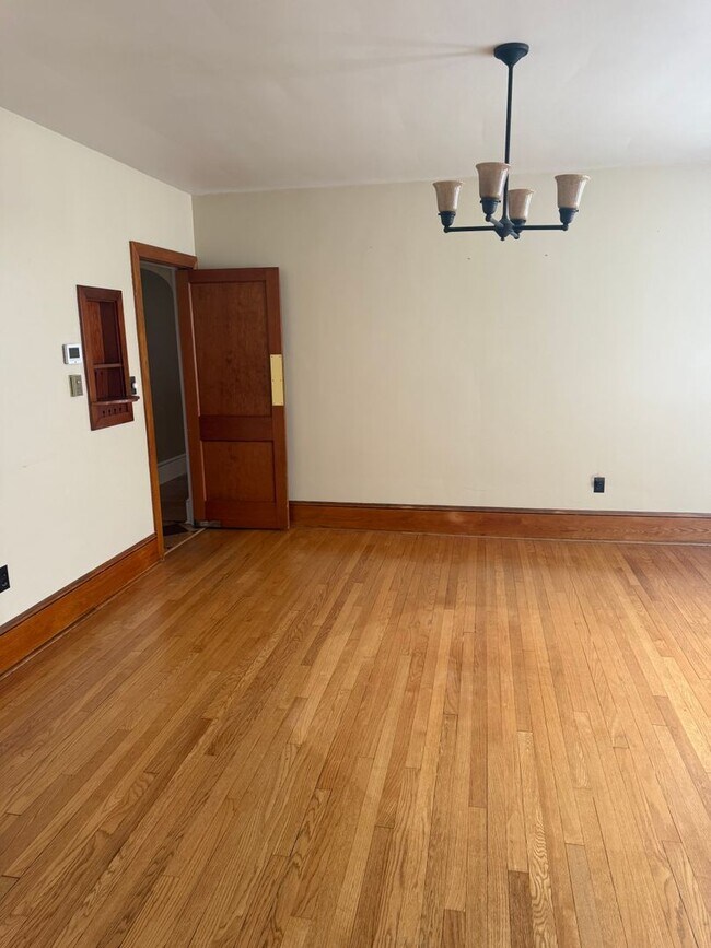 Building Photo - 561 Montgomery Ave