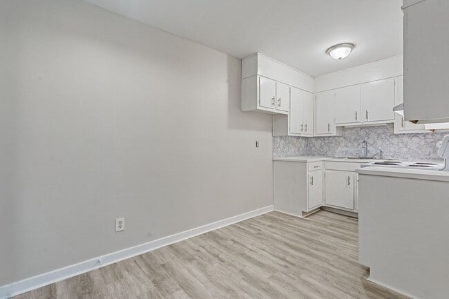 Building Photo - Celeste Manor - 1 Bedroom / 1 Bathroom, Updated