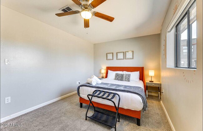 Building Photo - 1027 S Siesta Ln