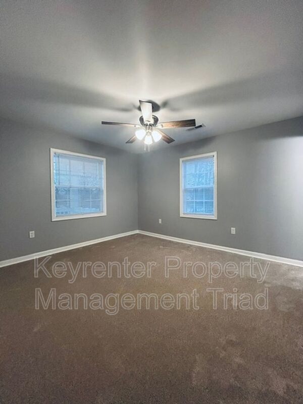 Building Photo - 1405 Leonard Ave