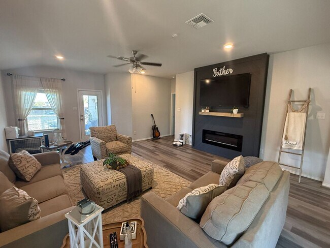 Building Photo - BEAUTIFUL 4-bedroom 2-bathroom home!