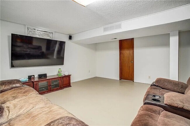Building Photo - Spacious 3bd/2ba House in Independence, MO!