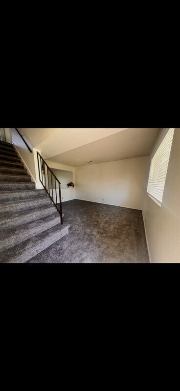 Building Photo - 615 E Carmel Dr